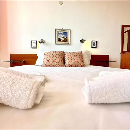 Julia Family - Menada