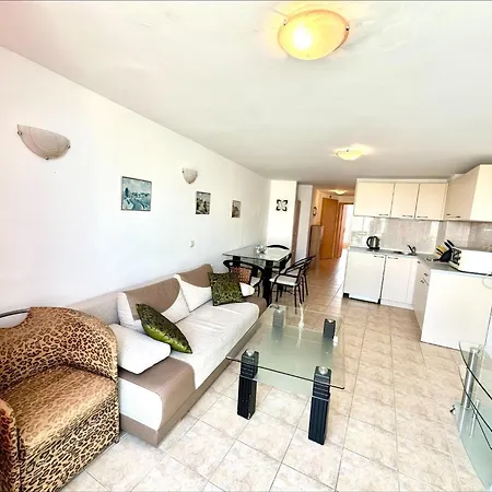 Julia Family - Menada