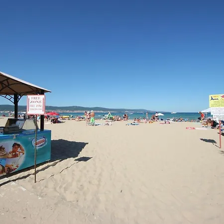 Julia Family - Menada